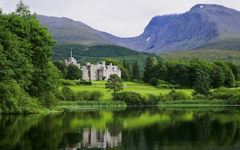 luxury travel scotland holidays isle of skye hotels highlands food drink whisky-tasting castle gourmet getaways